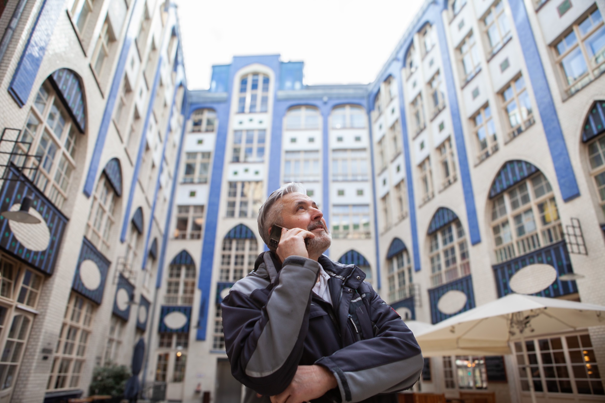 Mann mit Mobiltelefon im ersten Hof der Hackeschen Höfe